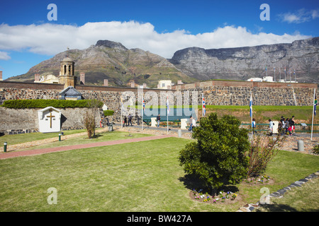 Castello di Buona Speranza con la Table Mountain in background, City Bowl, Cape Town, Western Cape, Sud Africa Foto Stock