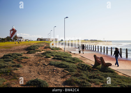 La gente camminare lungo il lungomare, Green Point, Città del Capo, Western Cape, Sud Africa Foto Stock