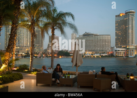 L'Egitto, al Cairo, vista dalla terrazza dell'Hotel Sofitel El Gezira. Lasciato il Four Seasons Hotel, proprio sull'isola Rode si avvicinò cautamente per ascoltare il Grand Nile Tower Foto Stock