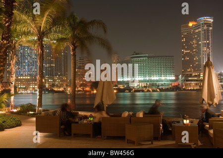 L'Egitto, al Cairo, vista dalla terrazza dell'Hotel Sofitel El Gezira. Lasciato il Four Seasons Hotel, proprio sull'isola Rode si avvicinò cautamente per ascoltare il Grand Nile Tower Foto Stock