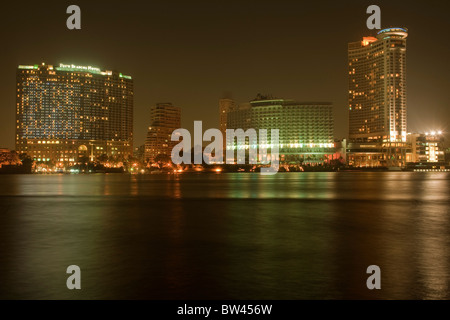 L'Egitto, al Cairo, a sinistra il Four Seasons Hotel, proprio sull'isola Rode si avvicinò cautamente per ascoltare il Grand Nile Tower Foto Stock