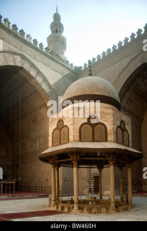 Aegypten ha, Kairo, Mosque-Madrassa del sultano Hassan, Reinigungsbrunnen im Hof der Moschee Foto Stock