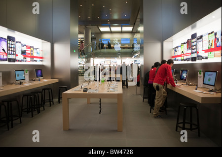 Parigi, Francia, Centro commerciale francese, "Carrousel du Louvre", Vista generale, All'interno dell'Apple Store, persone che guardano, interni scandinavi, showroom di mele Foto Stock