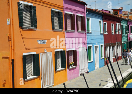 Case vivacemente colorate sull isola di Burano nella Laguna veneziana Foto Stock