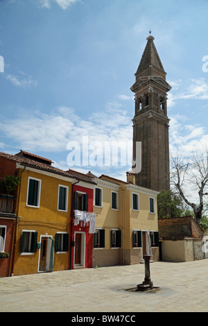 La inclinazione San Martino il campanile dell'isola di Burano vicino a Venezia Foto Stock