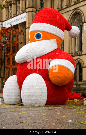 Babbo Natale attende di essere sollevato in posizione al di fuori del Municipio, Albert Square, Manchester, Inghilterra, Regno Unito Foto Stock