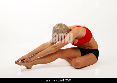 I giovani alla moda donna fit stretching fuori i suoi muscoli delle gambe Foto Stock