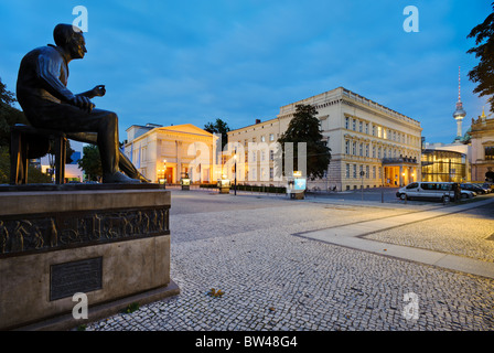 Heinrich Heine monumento davanti al Maxim Gorki Theater e Palais am Festungsgraben palace, Berlino, Germania, Europa Foto Stock