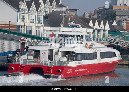 Imbuto Rosso Rosso di Jet il traghetto veloce in Southampton Foto Stock