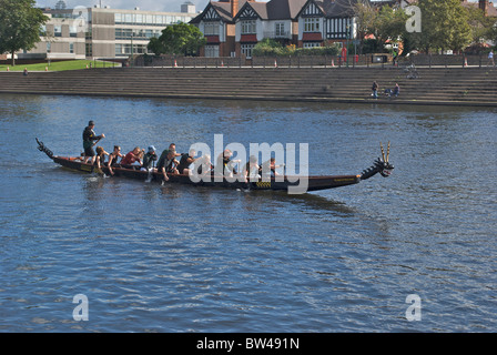 Oarspeople in un carnevale barca sul fiume Trento a Nottingham Foto Stock