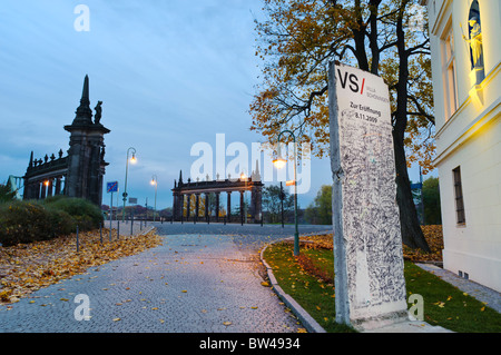 Segmento del muro di Berlino di fronte alla Villa Schoeningen, Glienicker Bruecke ponte, Potsdam, Brandeburgo, Germania Europa Foto Stock