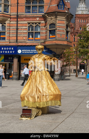 Una femmina di silent street performer nella lunga fila Nottingham Foto Stock