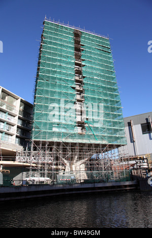 Ponteggio su un cantiere in una città del Regno Unito. Foto Stock