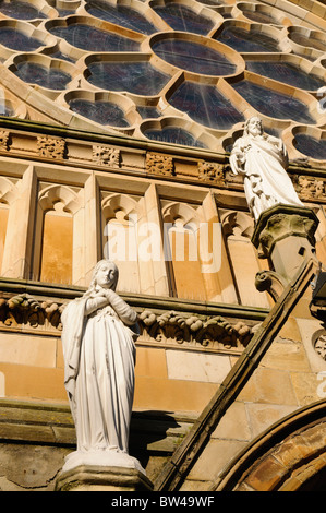 Le statue di Maria e Gesù sopra la porta del monastero di Clonard, Belfast, Irlanda del Nord. Foto Stock