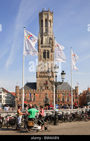 Le biciclette parcheggiate nella storica piazza del mercato con Belfy campanile al di là. Markt, Bruges, Fiandre Orientali, Belgio, Europa Foto Stock