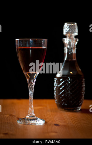 Bicchiere di vino rosso e Decanter Foto Stock