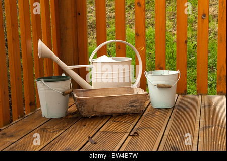 Bianco set da giardino sulla terrazza in legno Foto Stock