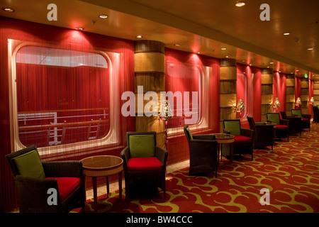 Nave da crociera Azura bar e posti a sedere reastaurant Foto Stock