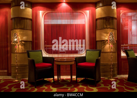 Nave da crociera Azura bar e posti a sedere reastaurant Foto Stock
