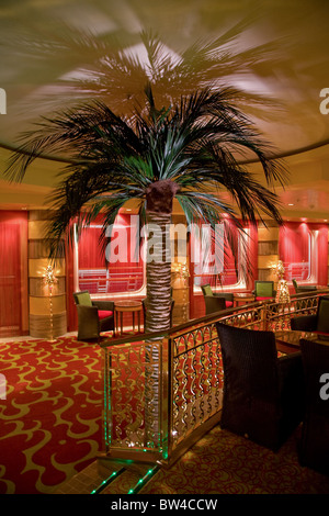 Nave da crociera Azura bar e posti a sedere reastaurant Foto Stock