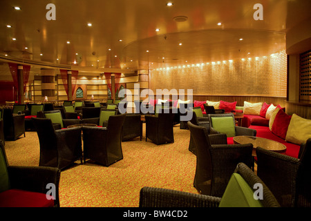 Nave da crociera Azura bar e posti a sedere reastaurant Foto Stock