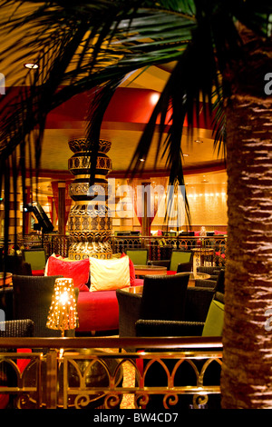 Nave da crociera Azura bar e posti a sedere reastaurant Foto Stock