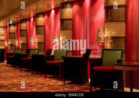 Nave da crociera Azura bar e posti a sedere reastaurant Foto Stock