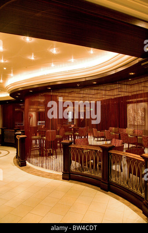 Nave da crociera Azura bar e posti a sedere reastaurant Foto Stock
