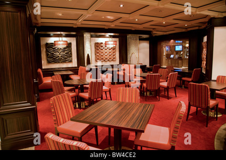 Nave da crociera Azura bar e posti a sedere reastaurant Foto Stock