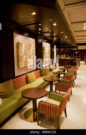 Nave da crociera Azura bar e posti a sedere reastaurant Foto Stock
