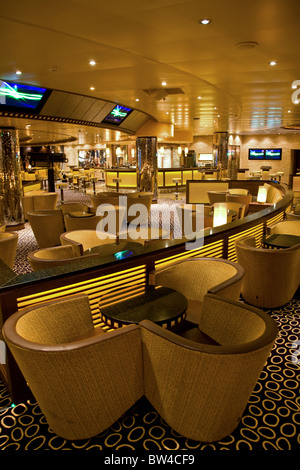 Nave da crociera Azura bar e posti a sedere reastaurant Foto Stock