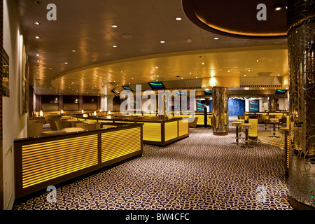 Nave da crociera Azura bar e posti a sedere reastaurant Foto Stock