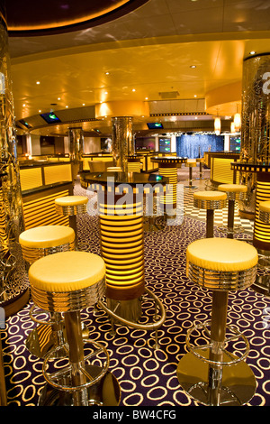 Nave da crociera Azura bar e posti a sedere reastaurant Foto Stock