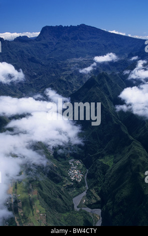 Grand Fond village, Bras de Cilaos Valley, il Cirque de Cilaos e top Piton des Neiges, Isola di Reunion (Francia), l'Oceano Indiano Foto Stock