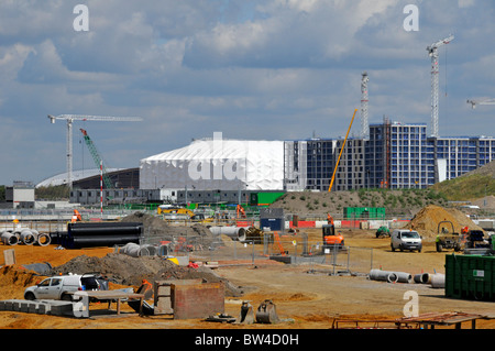 Sito di costruzione delle Olimpiadi di Londra 2012, che comprende il Velodrome White Basketball Arena e quartieri degli atleti a Londra 2012 Olympics Park Newham REGNO UNITO Foto Stock