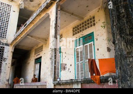 I monaci buddisti che vivono a Wat Bangkok sono a piedi nella parte anteriore del loro quarti viventi in Kampong Cham, Cambogia. Foto Stock