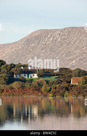 Pearse's Cottage (insegnare un Phiarsaigh) vicino ad un Gort Mor, Connemara, nella contea di Galway, Connaught, Irlanda. Foto Stock