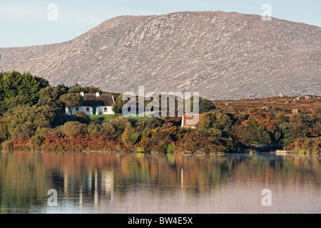 Pearse's Cottage (insegnare un Phiarsaigh) vicino ad un Gort Mor, Connemara, nella contea di Galway, Connaught, Irlanda. Foto Stock