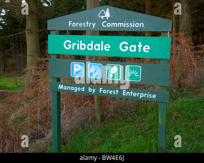 Un segno all'entrata per il popolare Gribdale area di gate gestito da Forest Enterprise Foto Stock