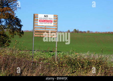 No per HS2 di un treno ad alta velocità linea segno di protesta su una strada dove la linea verranno incrociati Foto Stock