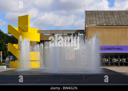 Southbank che figurano camere boxed caratteristica fontana con Queen Elizabeth Hall oltre Foto Stock