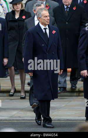 Ex primo ministro Tony Blair assiste il ricordo domenica memoriale di servizio presso il Cenotafio, Whitehall, Londra, Novembre. Foto Stock