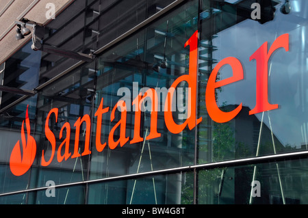 Close up di grande banca Santander sign & logo bancario al di fuori degli uffici di Londra Inghilterra REGNO UNITO Foto Stock