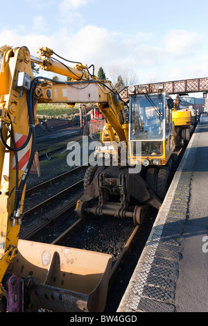 [Escavatore dotato di ruote del treno] per eseguire su "ferrovia" Foto Stock