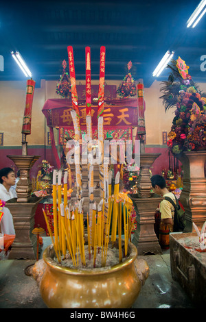 Il Tempio di Tin Hau a Stanley sull isola di Hong Kong, adoratori in preda all'alterare, fumo forniti dalla joss bastoni, il Tempio di Tin Hau Hong Kong, templi Foto Stock