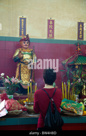 Il Tempio di Tin Hau a Stanley sull isola di Hong Kong, adoratori in preda all'alterare, fumo forniti dalla joss bastoni Foto Stock