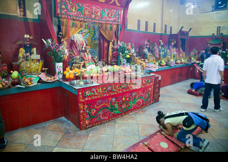 Il Tempio di Tin Hau a Stanley sull isola di Hong Kong, adoratori in preda all'alterare, fumo forniti dalla joss bastoni Foto Stock