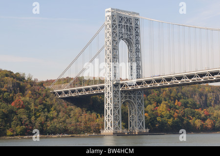 Il Ponte George Washington Bridge, aperto nel 1931, attraversa il fiume Hudson tra New York City e New Jersey Palisades. Foto Stock