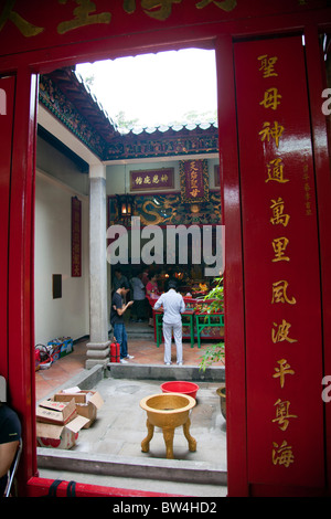 Il Tempio di Tin Hau a Stanley sull isola di Hong Kong, adoratori in preda all'alterare, fumo forniti dalla joss bastoni Foto Stock