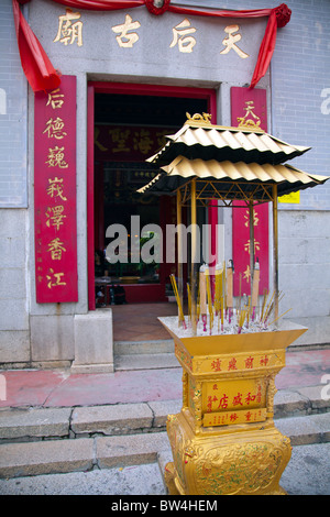 Il Tempio di Tin Hau a Stanley sull isola di Hong Kong, fumo forniti dalla joss bastoni Foto Stock